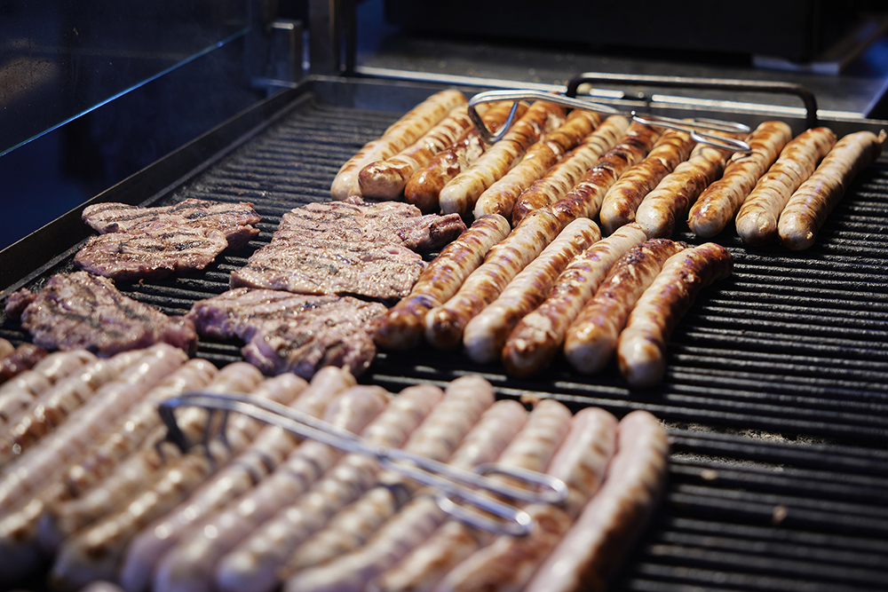 Foto Bratwürste auf Grill